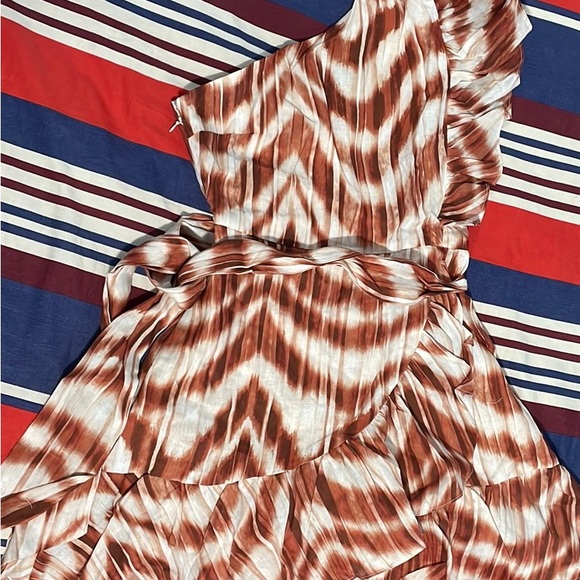 I ordered online and it’s small for me and with new tags. Beautiful mini dress - Picture 4 of 9